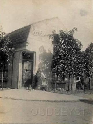 Bloemenbuurt0001, Café Billlard. 1906.jpg - Café Billard met op de foto de heer A. G. van Engelen, Caféhouder met zijn hond snuf. En  was gevestigd aan de Oude Arnhemseweg 143 hoek Leliestraat. Rond de jaren 60 is er een nieuwe uitbater ingekomen namelijk de heer H.M. Ruijssenaars, Caféhouder. In 1990 is hier tot op heden Eetcafé de Jonckheer gevestigd. Opname van 1906.